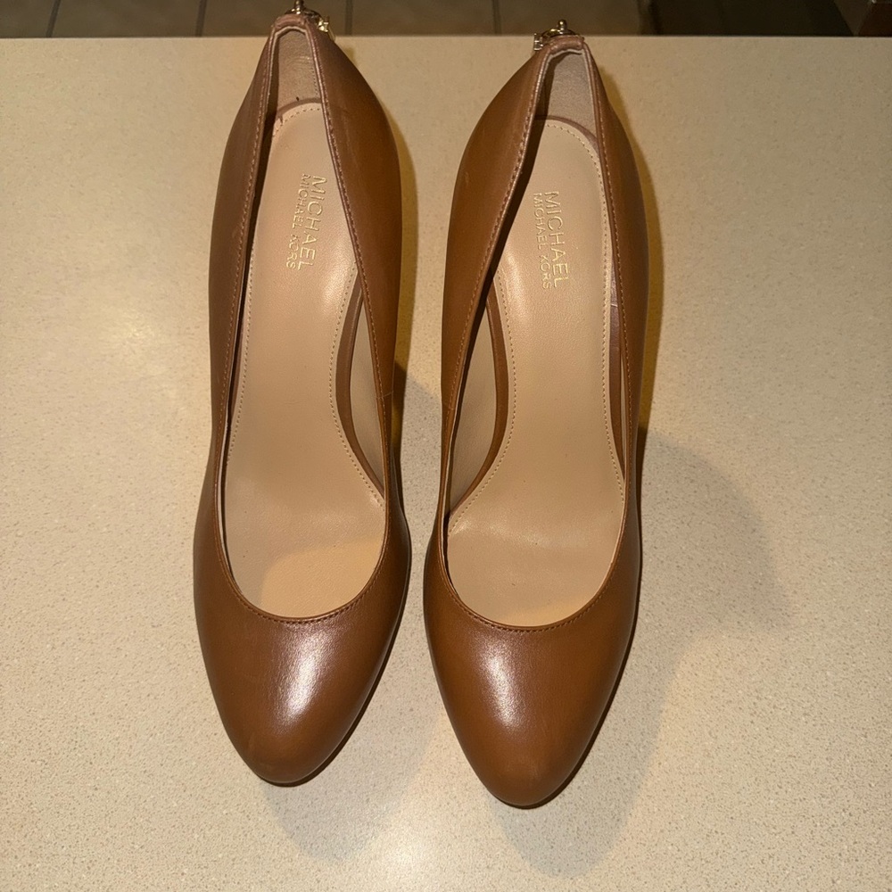 MICHAEL KORS ANTOINETTE LUGGAGE
GOLD PADLOCK MK LOGO PUMPS SIZE 8